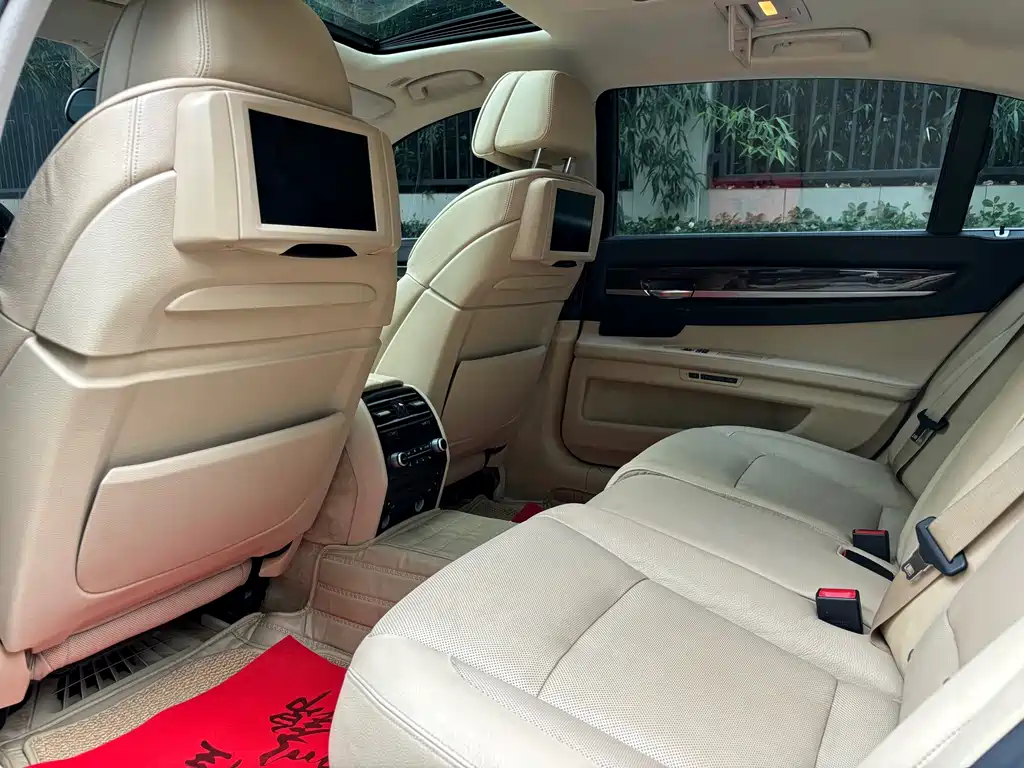 BMW 7 Series — миниатюра 7