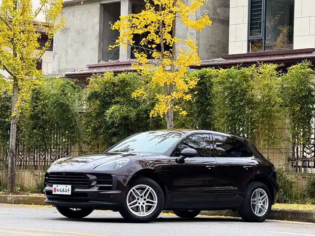 PORSCHE MACAN
