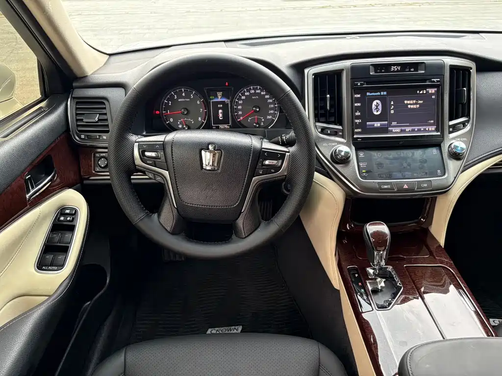 Toyota Crown — миниатюра 7
