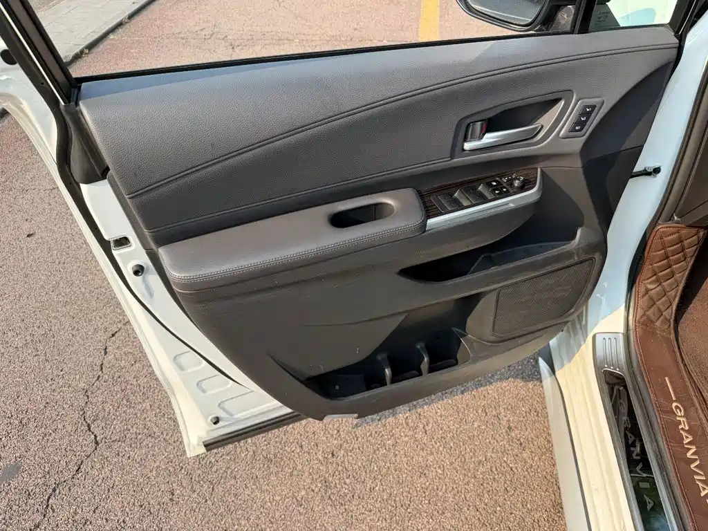 Toyota Granvia — миниатюра 6