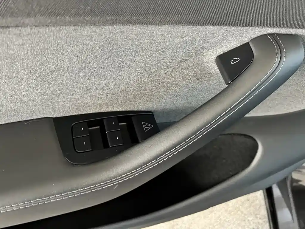 Tesla Model Y — миниатюра 16