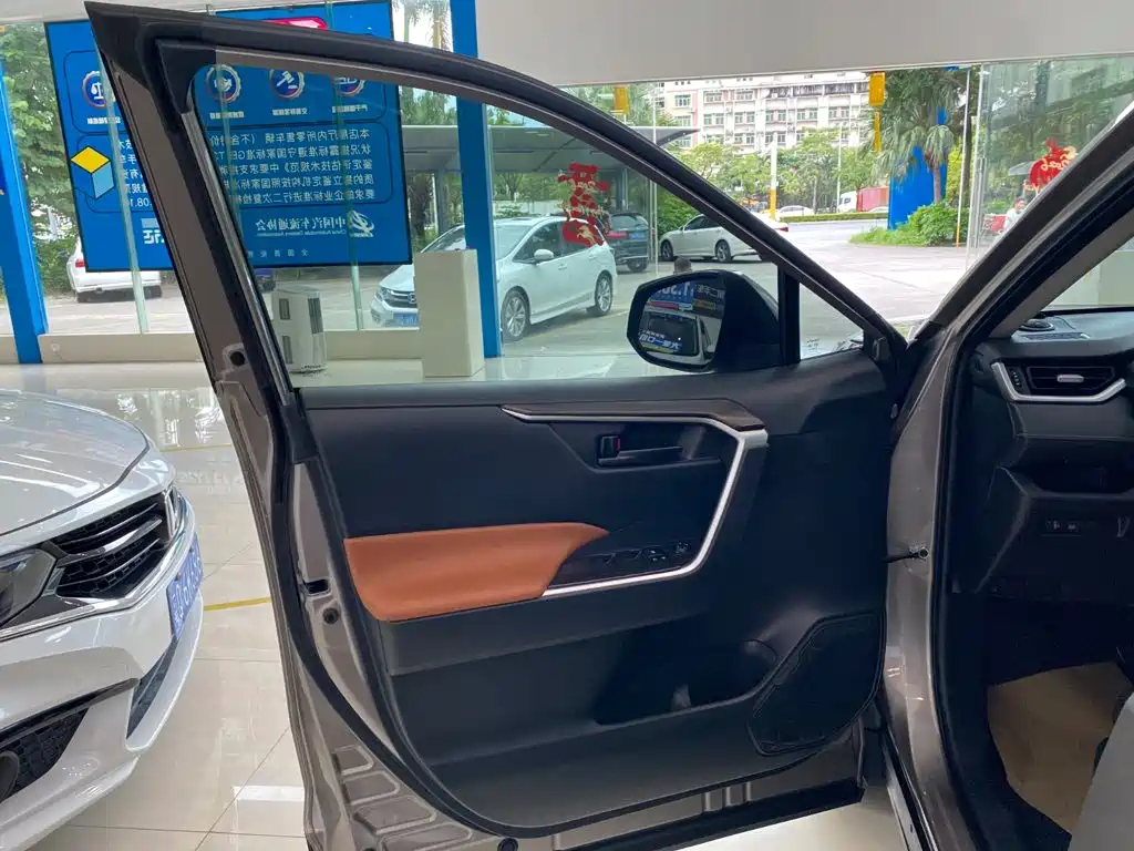 Toyota RAV4 — миниатюра 4