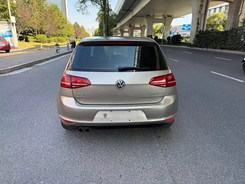 VOLKSWAGEN GOLF