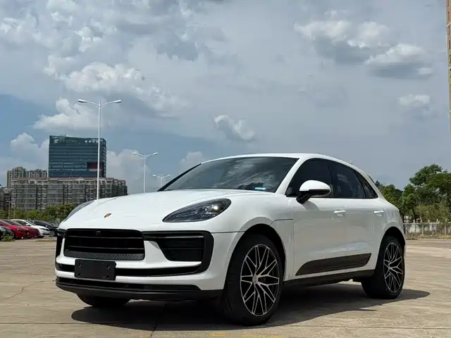 PORSCHE MACAN