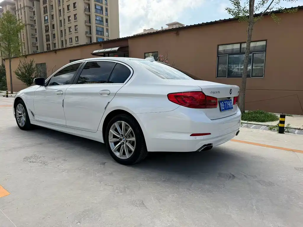 BMW 5 Series — миниатюра 4