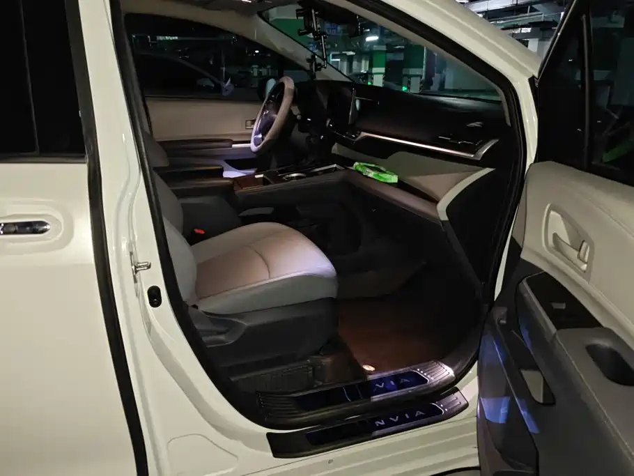 Toyota Granvia — миниатюра 8
