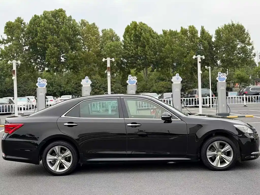 Toyota Crown — миниатюра 3