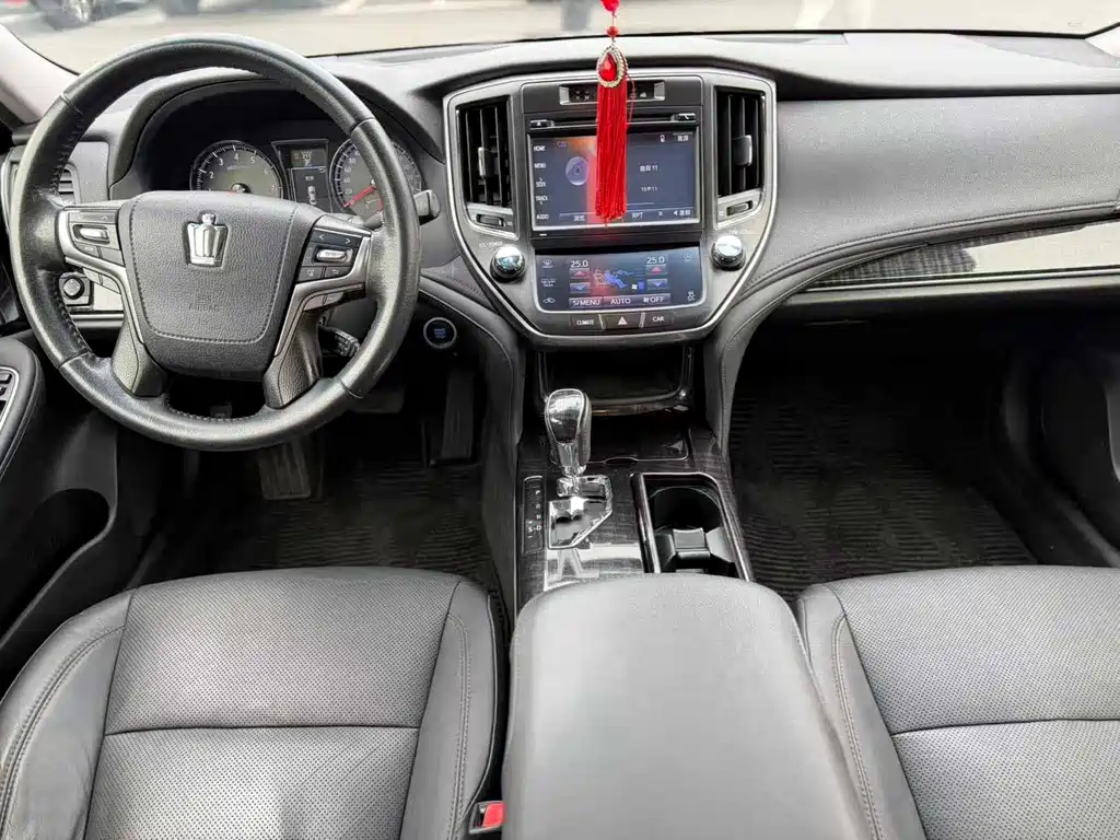 Toyota Crown — миниатюра 8