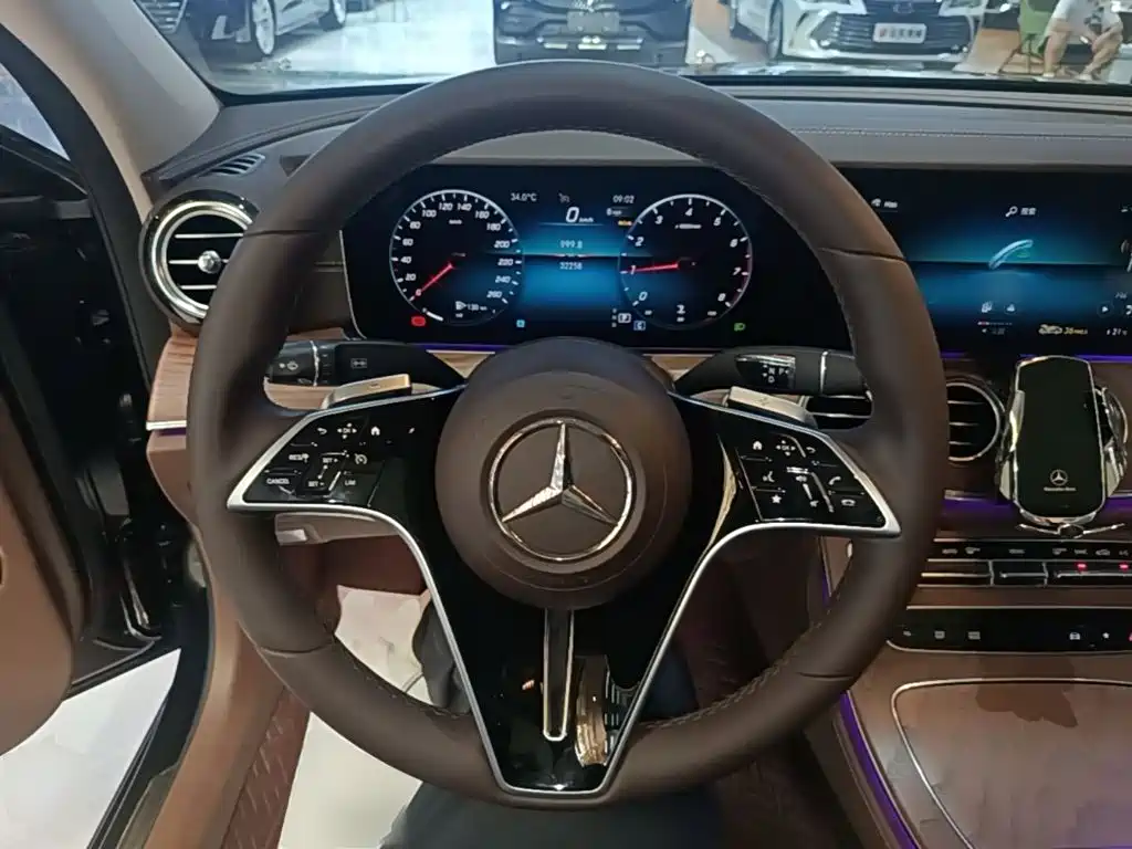 Mercedes-Benz E-Class — миниатюра 11