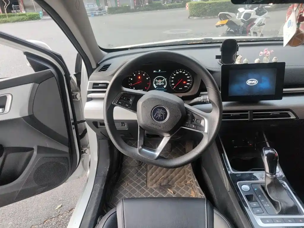 BYD Qin — миниатюра 6