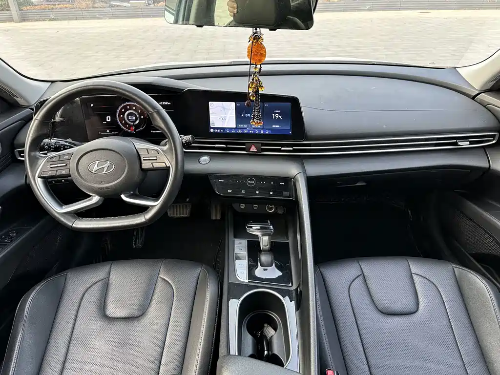 Hyundai Elantra — миниатюра 6