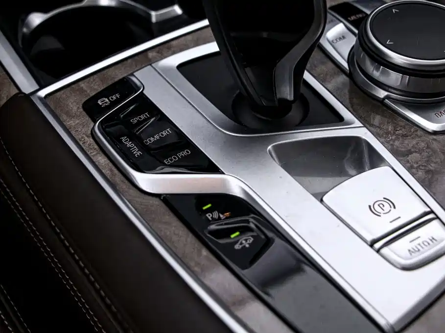 BMW 7 Series — миниатюра 11