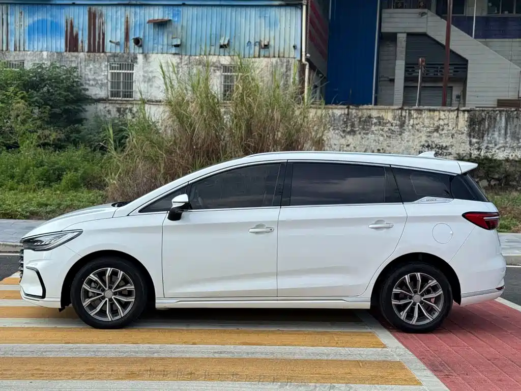 BYD MAX — миниатюра 15