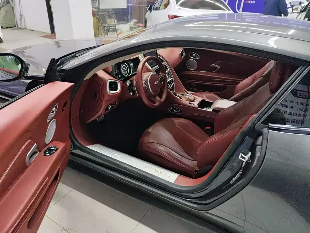 Aston Martin DB11 — миниатюра 5