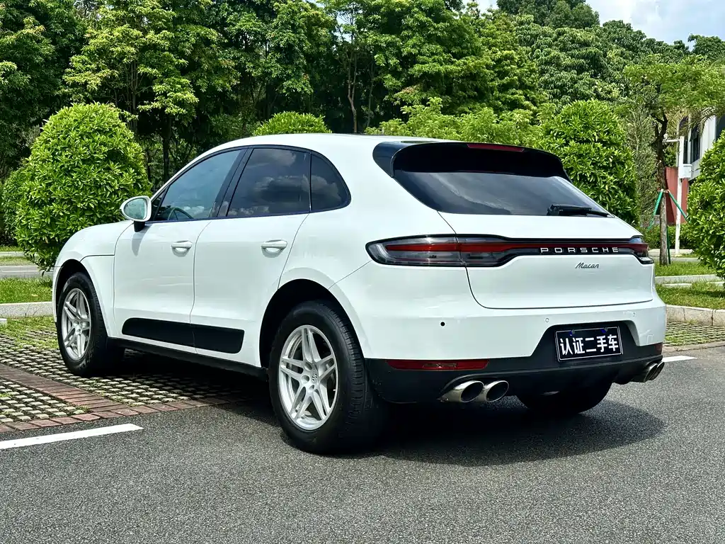 PORSCHE MACAN