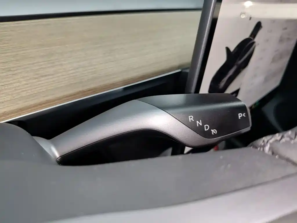 Tesla Model Y — миниатюра 14