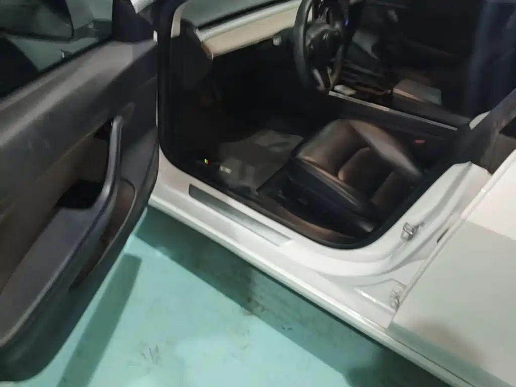 Tesla Model 3 — миниатюра 16