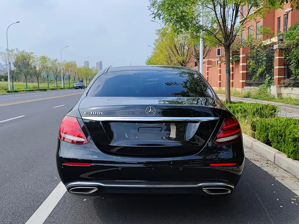 Mercedes-Benz E-Class — миниатюра 35