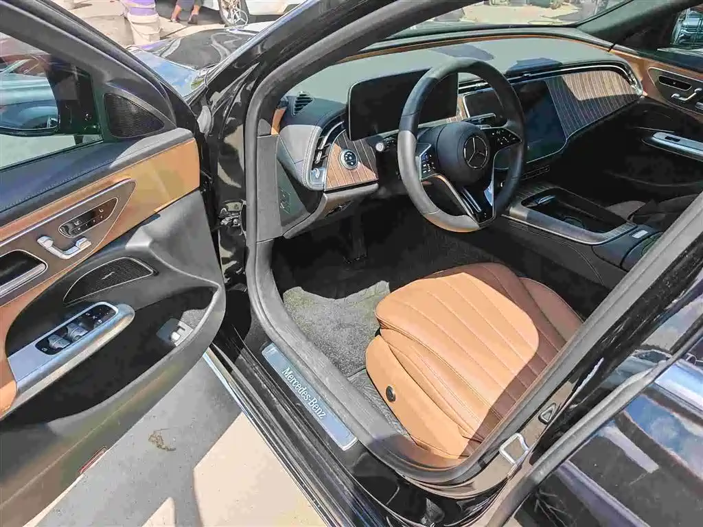 Mercedes-Benz E-Class — миниатюра 8