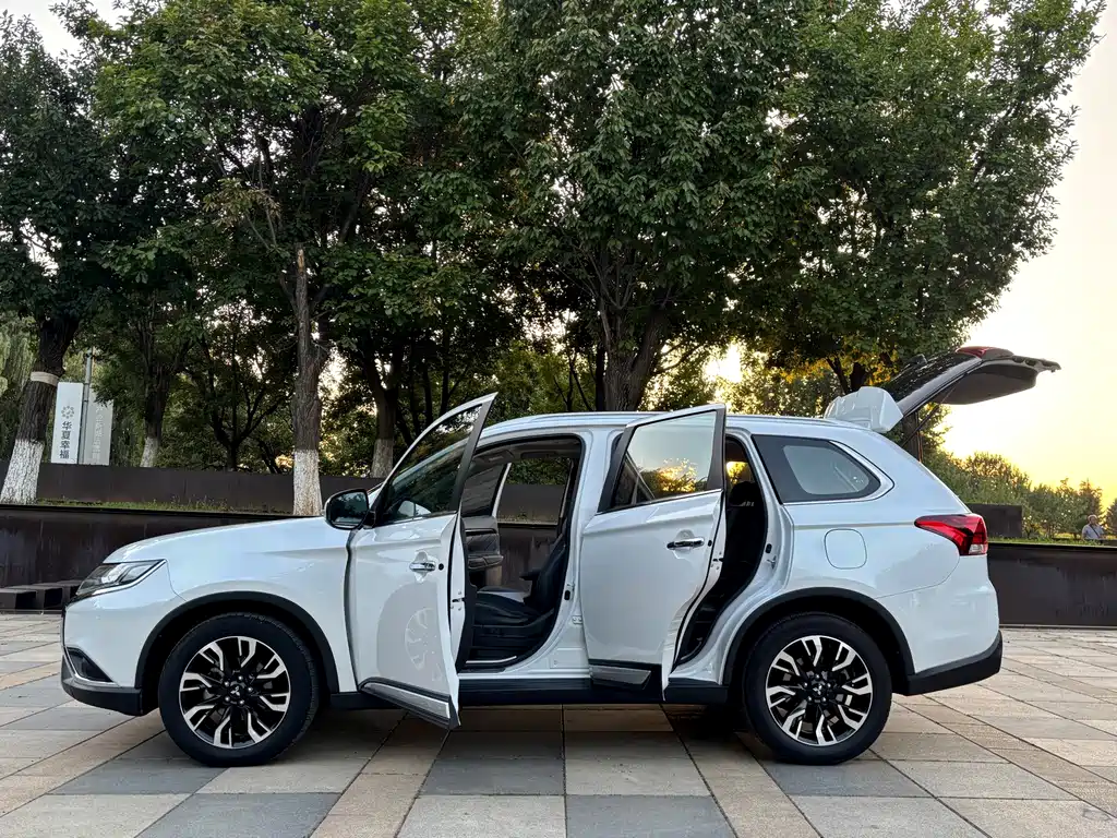 Mitsubishi Outlander — миниатюра 9