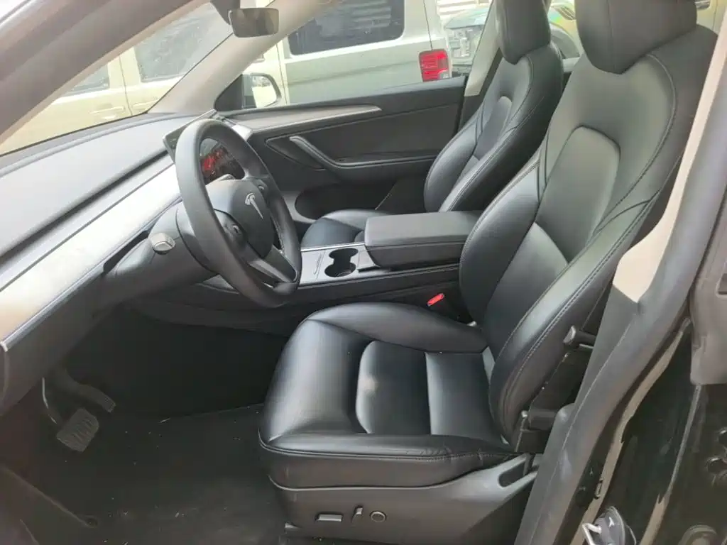 Tesla Model Y — миниатюра 15