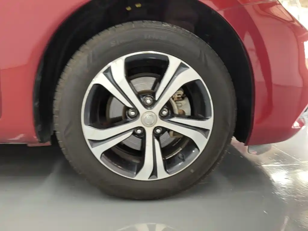 Nissan Tiida — миниатюра 12