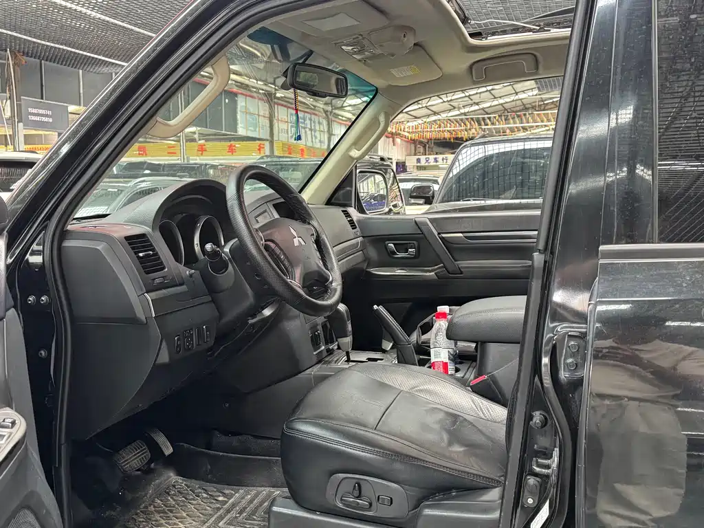 Mitsubishi Pajero (Import) — миниатюра 4