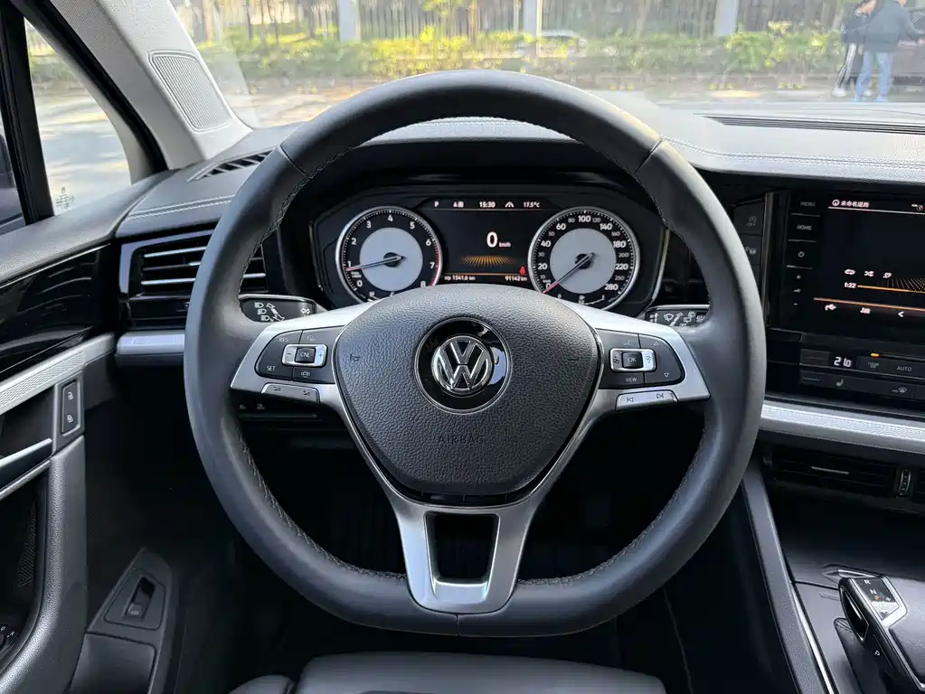 VOLKSWAGEN TOUAREG