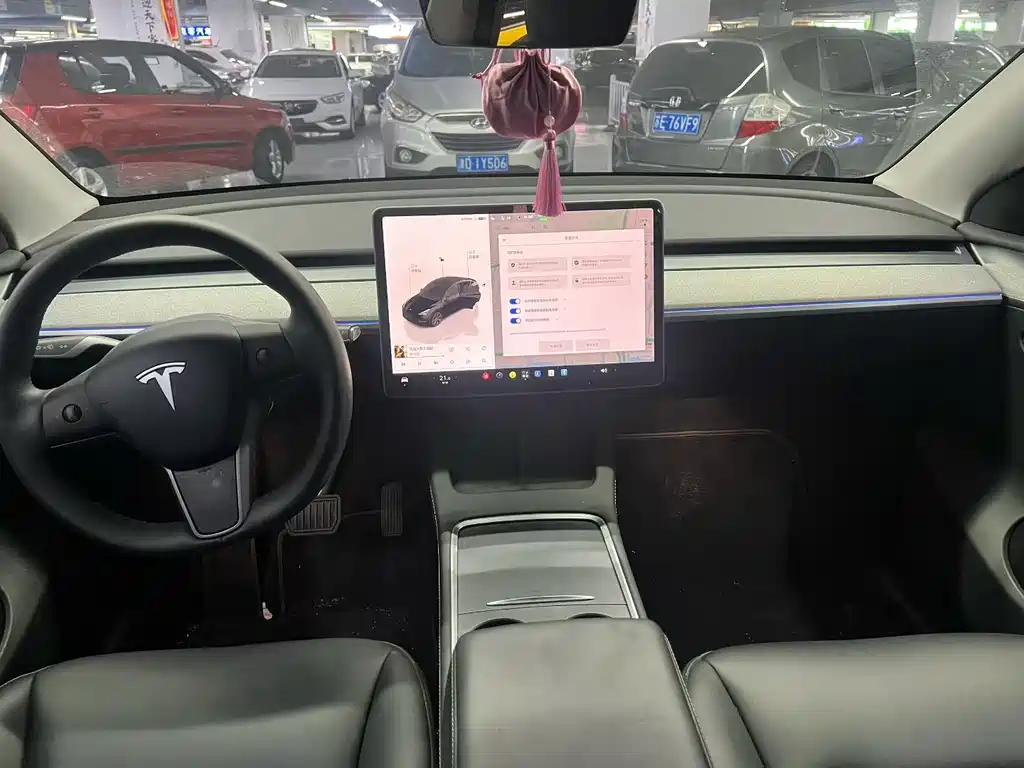 Tesla Model Y — миниатюра 6