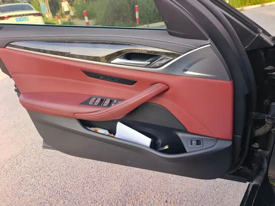 BMW 5 Series — миниатюра 7