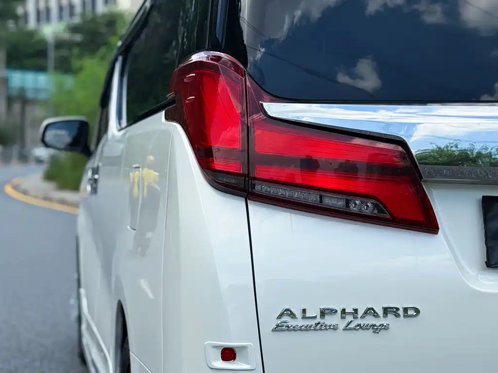 Toyota Vellfire — миниатюра 11