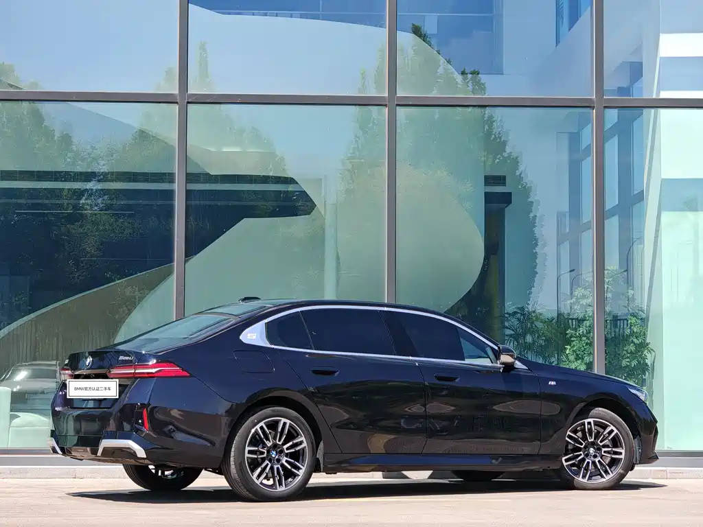 BMW 5 Series — миниатюра 4