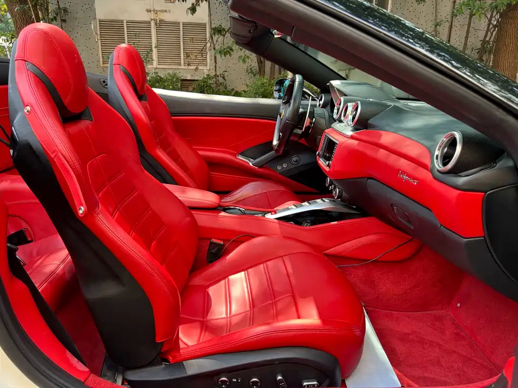 FERRARI CALIFORNIA T