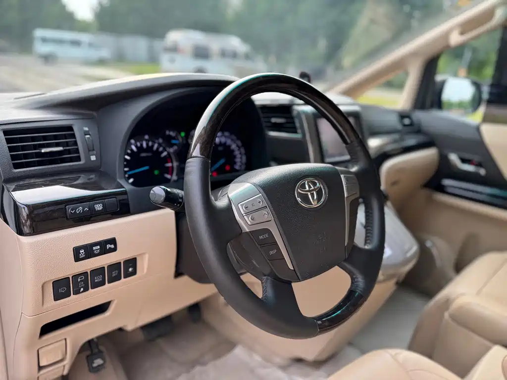 Toyota Alphard — миниатюра 18