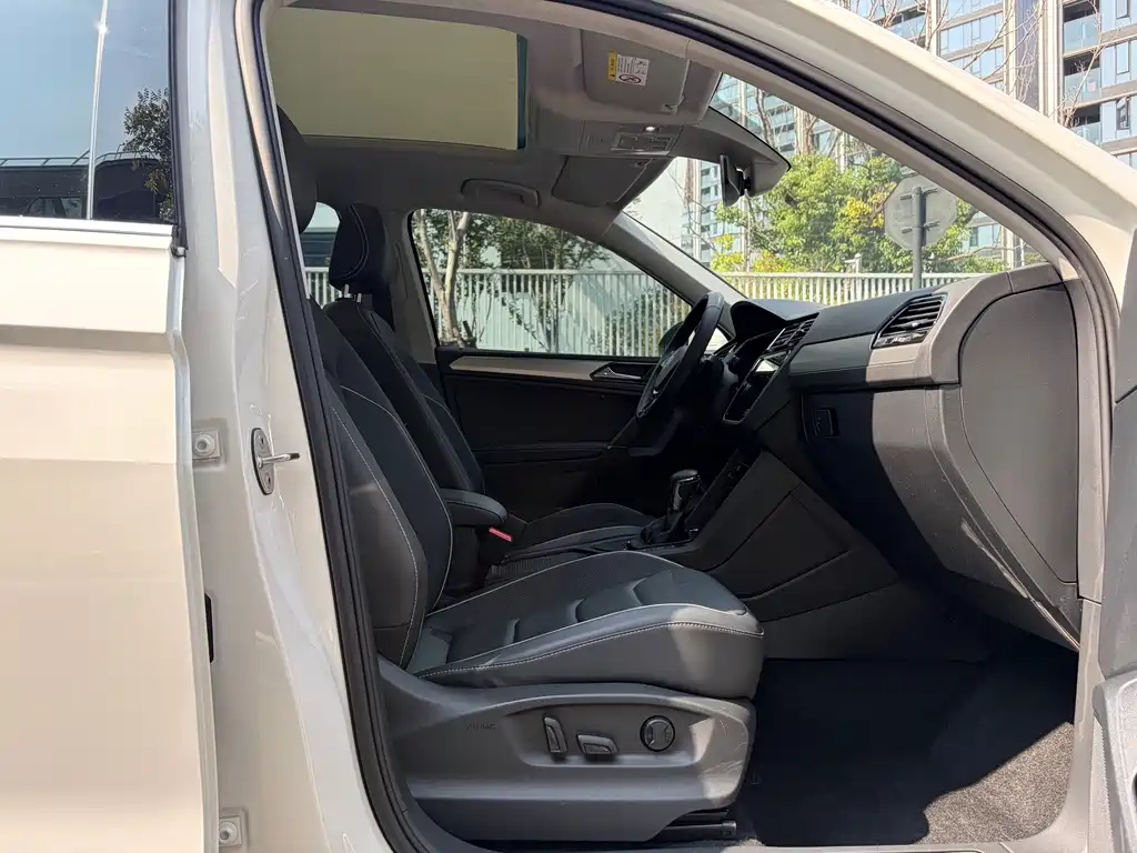 Volkswagen Tiguan L PHEV — миниатюра 13