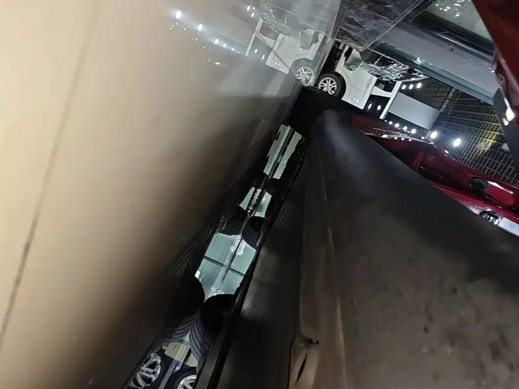 Tesla Model Y — миниатюра 21