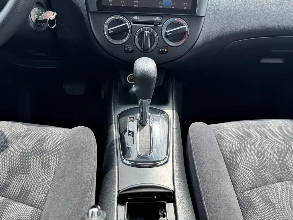 Nissan Tiida — миниатюра 12