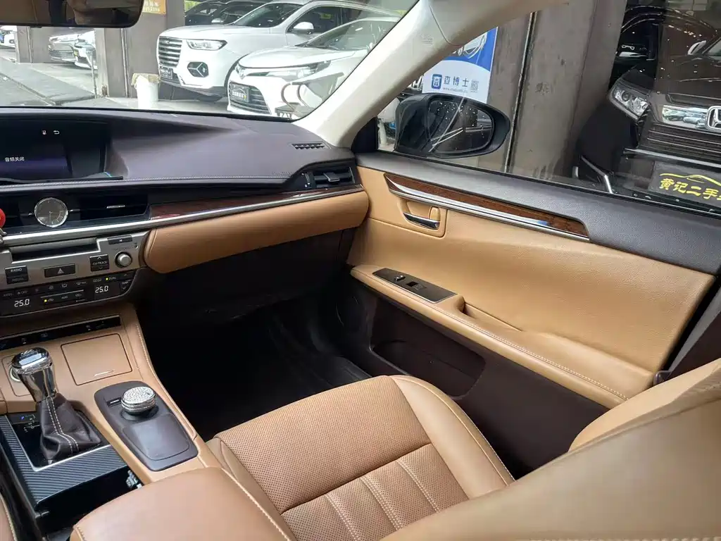Lexus ES — миниатюра 10