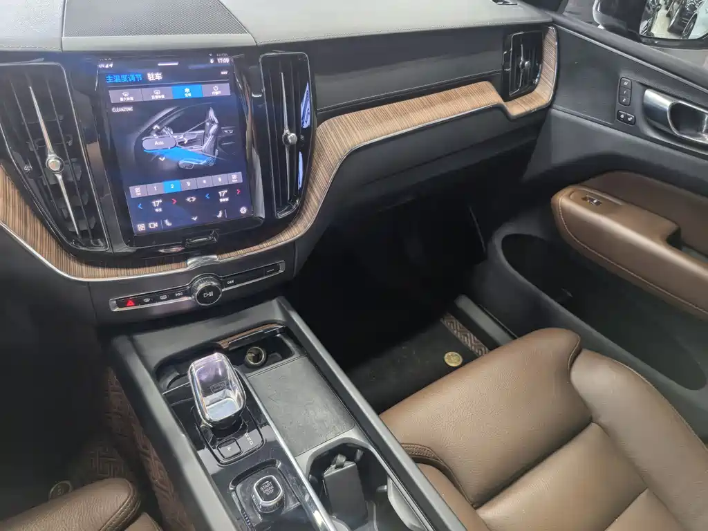 Volvo XC60 2023 B5 Luxury