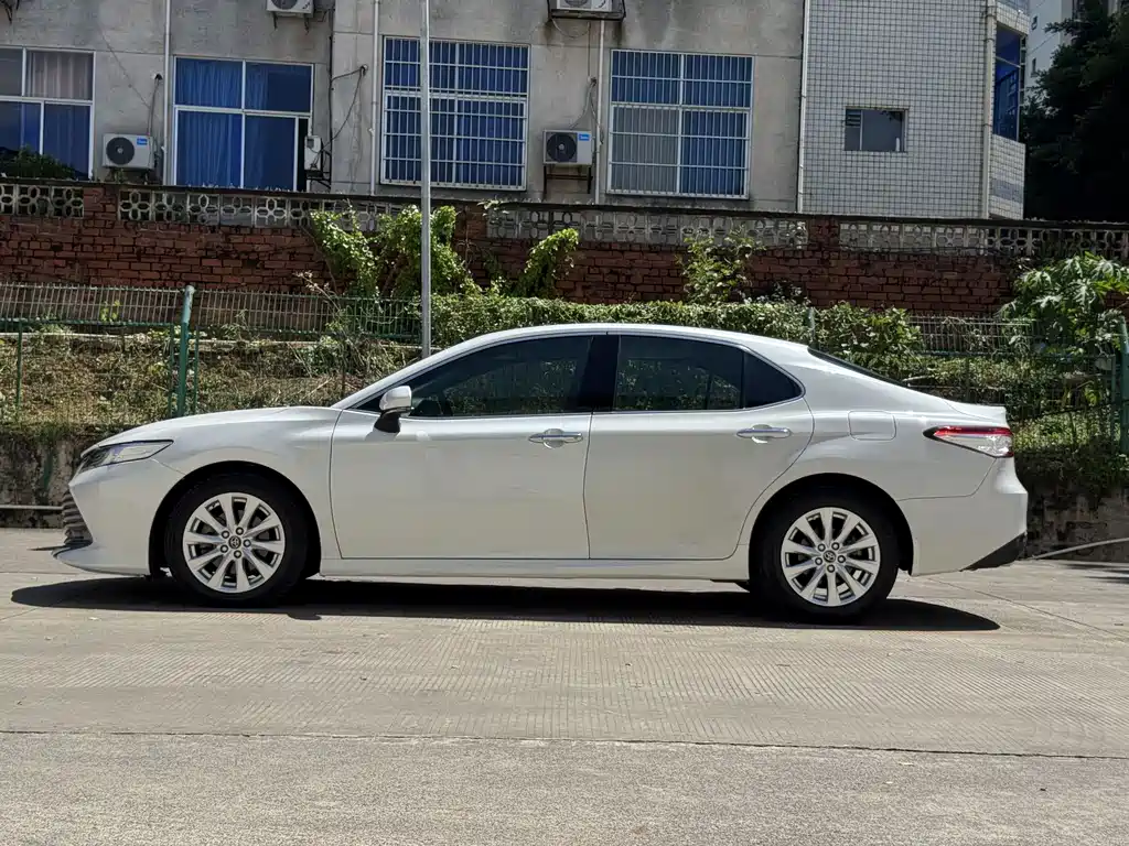 Toyota Camry — миниатюра 2