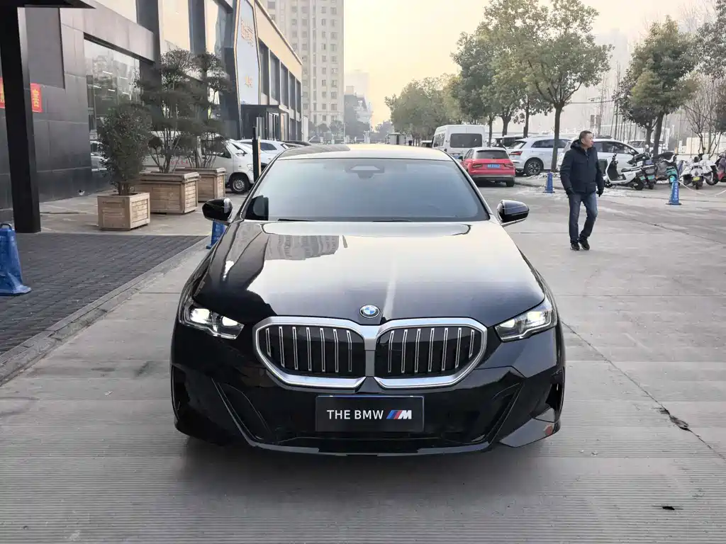 BMW 5 Series — миниатюра 2