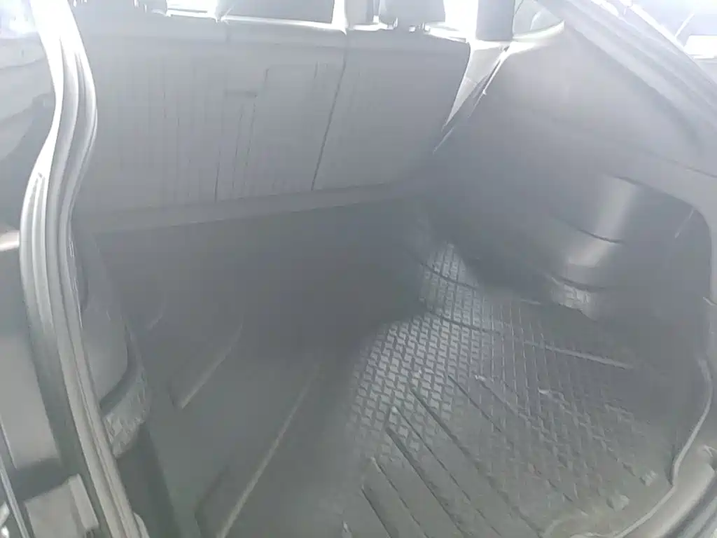 Tesla Model Y — миниатюра 19