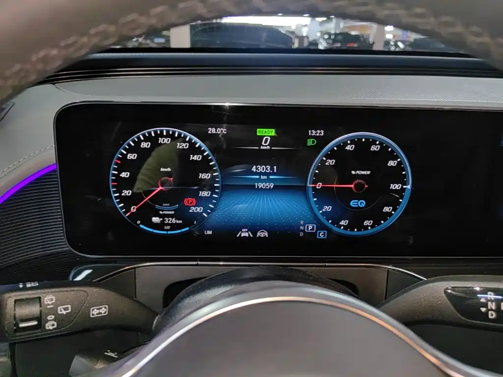 Mercedes-Benz EQC — миниатюра 12