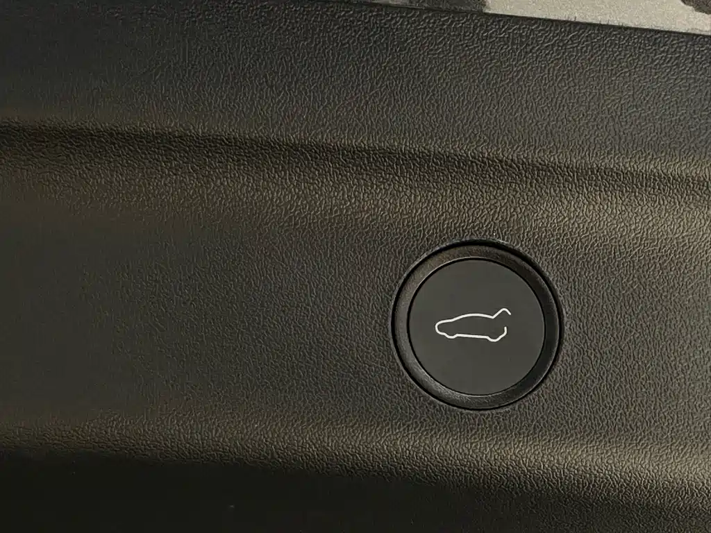 Tesla Model Y — миниатюра 17