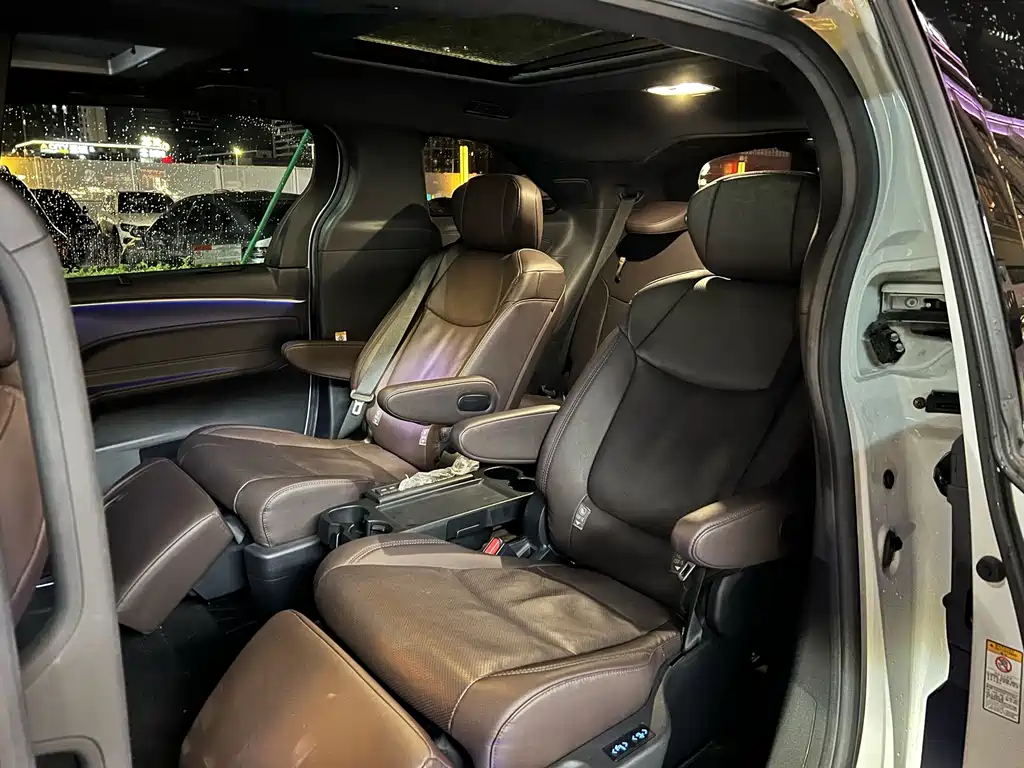 Toyota Sienna — миниатюра 7