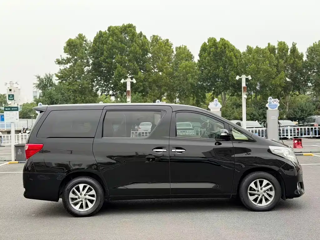 Toyota Alphard — миниатюра 3