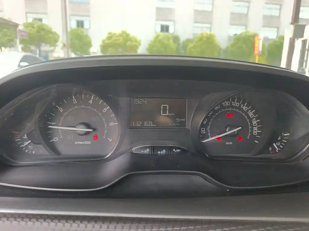 Peugeot 2008 2014 1.6L MT