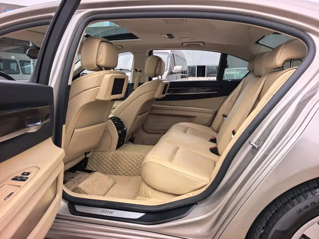 BMW 7 Series — миниатюра 12