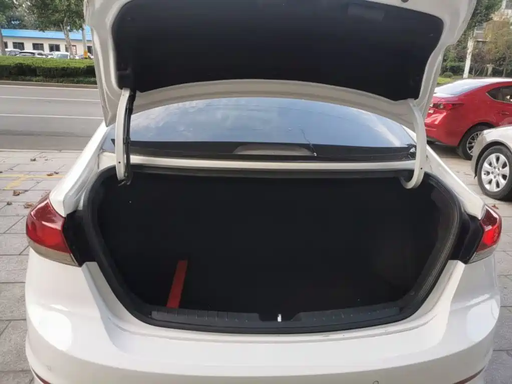Hyundai Elantra — миниатюра 19