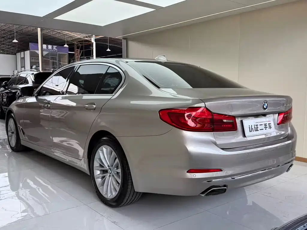 BMW 5 Series — миниатюра 11